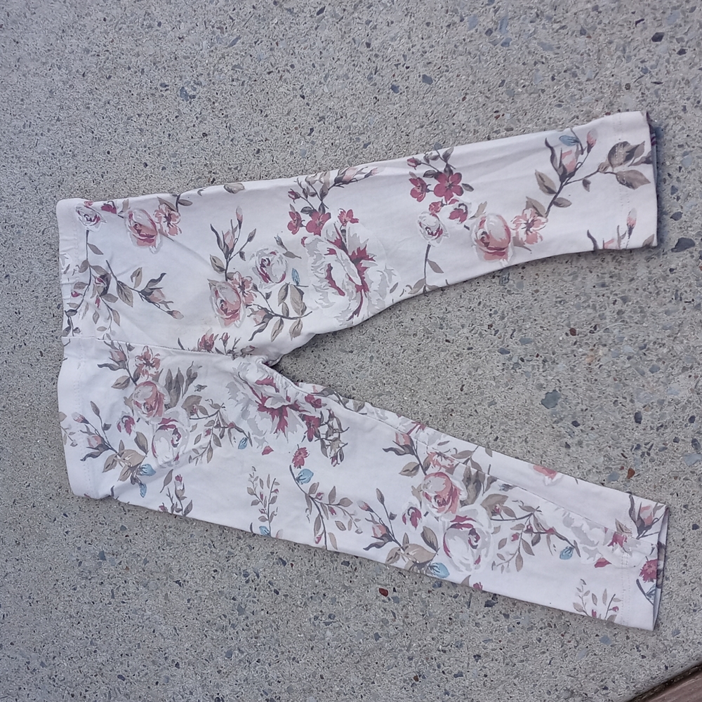 Kids flower leggings.